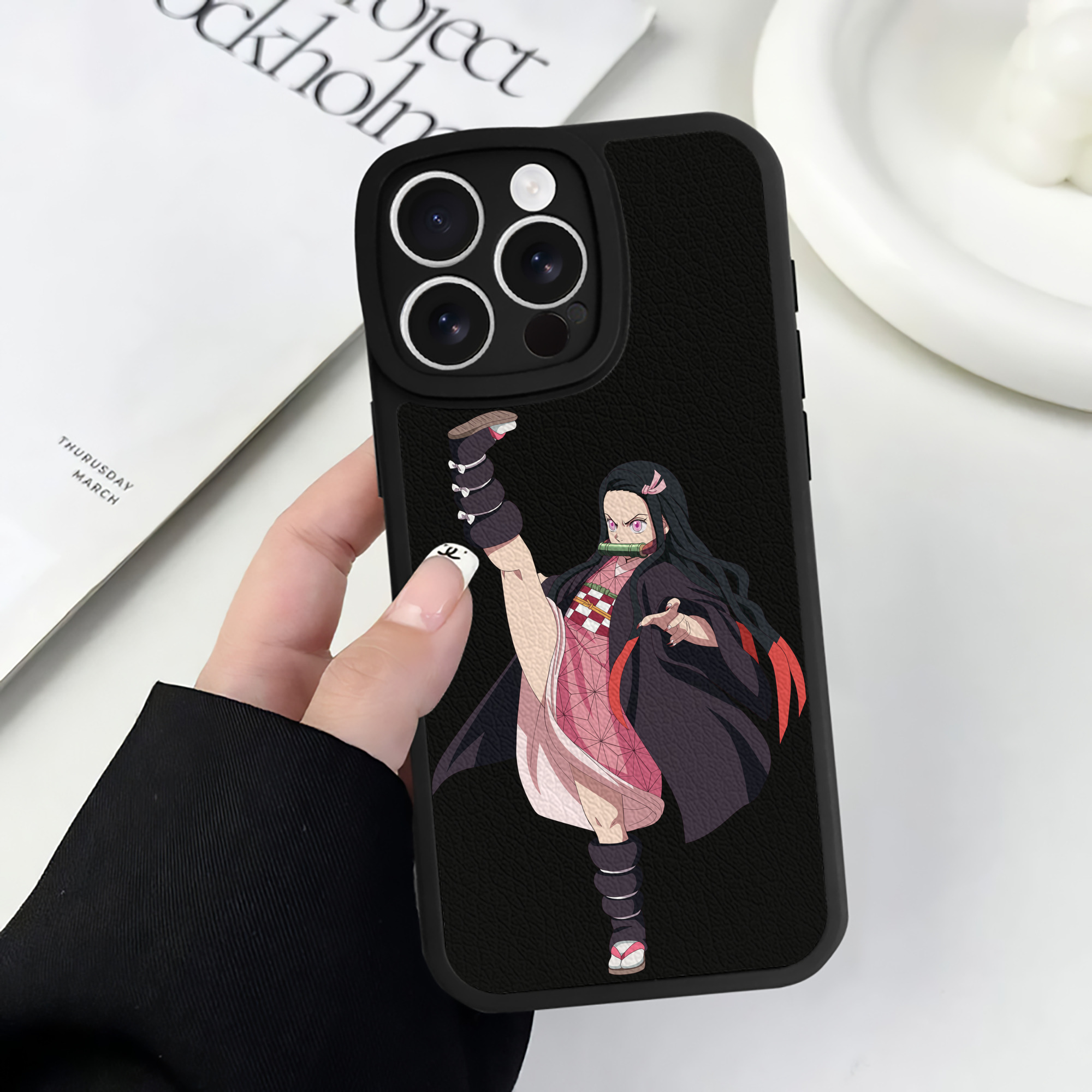 （画像用） 鬼滅の刃（きめつのやいば）竈門 禰󠄀豆子／かまど ねずこ Kamado Nezuko 【iPhone 16シリーズ対応】シリコンスマホケース（レザー調） 材質：シリコン